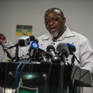 Presidente de Sudáfrica se disculpa por tomar dinero público