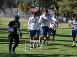 Cisneros militará como volante por derecha y 'Dedos' López, quien ha venido a la baja, tendrá una  nueva oportunidad. TWITTER / @Chivas