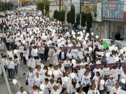 Los participantes vestían ropas blancas y en algunos casos portaban veladoras. NTX / ARCHIVO