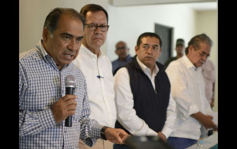 El gobernador de Guerrero y el subsecretario de DH dieron un informe de resultados a las familias de Chilapa. SUN / JMA