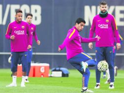 El delantero uruguayo Luis Suárez (golpeando la pelota) es el mejor romperredes del Barcelona, con 26 goles. AP /