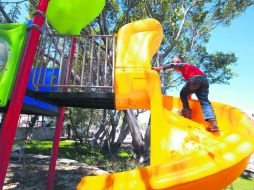 El que espera. Los niños ya desean la apertura del parque lineal, a menudo piden permiso para jugar unos minutos. EL INFORMADOR / A. García