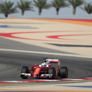 Vettel y Raikkonen lideran último entrenamiento libre de Bahréin