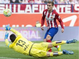 El francés Antonie Griezmann coloca dos, de los cinco puntos a favor del Atlético de Madrid y se vuelve la figura del encuentro. AFP / C. De la Torre