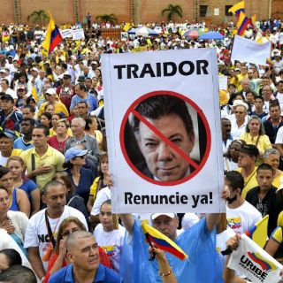 Opositores marchan contra el proceso de paz de Colombia