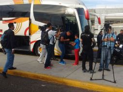 Marcelo Alatorre firma algunos autógrafos al llegar a Guadalajara, donde enfrentarán a Chivas este domingo. EL INFORMADOR / A. Betancourt
