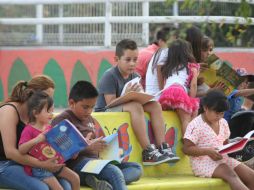 La cuenta cuentos invitó a algunos presentas para que platicaran de lo que había tratado su libro. EL INFORMADOR / R. Tamayo
