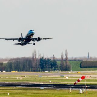 Tras atentados, despega primer vuelo de aeropuerto de Bruselas