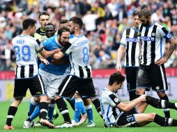 A falta de 15 minutos para el final, el 'Pipita' Higuaín fue expulsado por doble amonestación. AFP / G. Cacace
