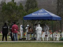 Peritos forenses trabajan en la exhumación de los cuerpos de los bebés que fallecieron entre enero y septiembre de 2015, en Culiacán. SUN / A. Acosta