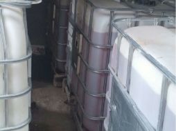 El hidrocarburo se encontraba distribuido en una manguera de plástico, tres tambos, tres botes y cuatro garrafones. NTX / ARCHIVO