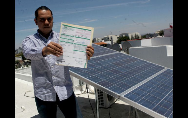 Jorge Sandoval. Su recibo de luz bajó de dos mil pesos mensuales a sólo 200 pesos al bimestre al usar páneles solares. EL INFORMADOR / A. Hinojosa