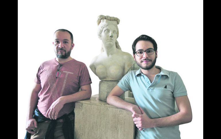 Propuesta. Adrián Nuche y Abraham Calva, listos para recibir al público en la Casa Museo López Portillo. EL INFORMADOR / R. Tamayo