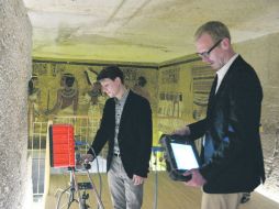 Dos expertos exploran con modernos aparatos la tumba de Tutankamón en el Valle de los Reyes. EFE /