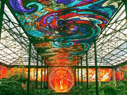 El artista buscó llevar su obra a las calles e ideó una auténtica bomba colorida con el 'Cosmovitral'. ESPECIAL /