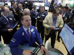 Al término de la sesión bursátil, el dólar pierde terreno frente al euro, que cambia a 1.1397 dólares. AP / ARCHIVO