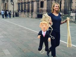 Recorrió las calles con una piñata de Donald Trump para buscar un árbol donde colgarla. INSTAGRAM / @chelseahandler