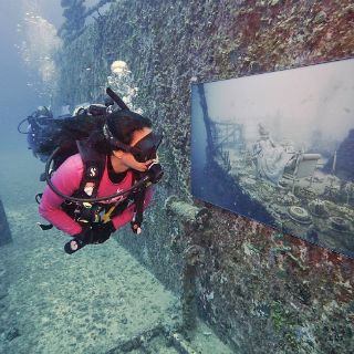 Realizan exposición de arte submarino a casi 28 metros de profundidad