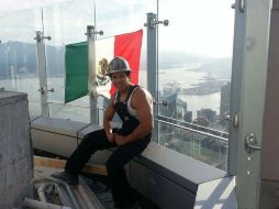 La bandera fue retirada el domingo del piso 63 del edificio donde Reyna ha trabajado instalando perfiles de acero. FACEBOOK / Diego Saul Reyna