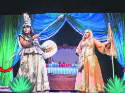 Lucía Cortés y Sara Isabel Quintero protagonizan una charla, con tintes de cabaret, en torno a quienes habitamos la Perla tapatía. ESPECIAL / K. Lira