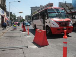Trabajadores colocaron mantas para informar a conductores sobre rutas alternas en la zona de Avenida Revolución y Corona. EL INFORMADOR / M. Vargas