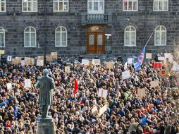 En Islandia, miles salieron a las calles para exigir la salida del primer ministro Sigmundur Gunnlaugsson, involucrado en el caso. EFE / B. Hardarson
