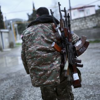 Azerbaiyán y Armenia acuerdan cese al fuego en Nagorno Karabaj