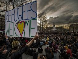 Vista general de los asistentes a un plantón del movimiento Nuit Debout (Noche en Pie) la noche del 4 de abril. EFE / I. Langsdon