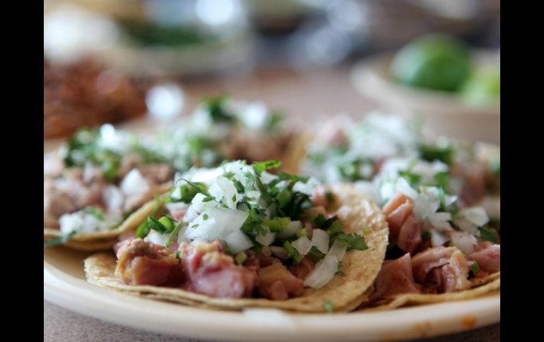 Indican que el cilantro de los tacos, es contaminado por los microorganismos que llegan con el aire, especialmente en tiempos de calor. EL INFORMADOR / ARCHIVO