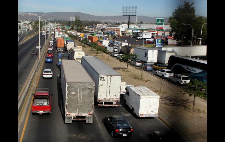Los cierres viales aplicados en Periférico y López Mateos ocasionan en la zona congestionamientos vehiculares. EL INFORMADOR / ARCHIVO