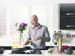 Dale Pinnock. El chef prepara ricos alimentos con ingredientes sanos. ESPECIAL / www.dalepinnock.com