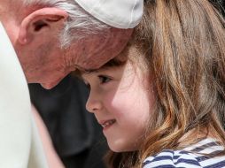 El Pontífice bendijo los ojos de la niña, le acarició la cara y le regaló un rosario. EFE / A. Di Meo