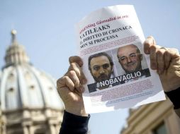 Un grupo de personas gritaba ''¡Prensa libre! ¡Prensa libre!'', en señal de protesta por el juicio. EFE / M. Percossi