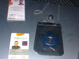 A los detenidos se les decomisó un chaleco táctico con insignias oficiales, una fornitura, entre otras cosas. ESPECIAL /