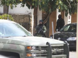 La mañana de este miércoles elementos de la Policía Federal y del Ejército catearon la finca ubicada en la calle Garibaldi. EL INFORMADOR / R. Tamayo
