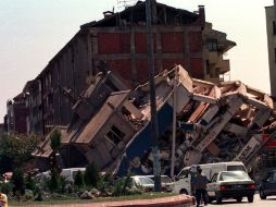 Debido a la fuerza del impacto, dos colegios tuvieron que ser evacuados. AP / ARCHIVO