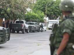 La Policía Federal y el Ejército, con cuatro camionetas militares más un vehículo artillado, participaron en el operativo. EL INFORMADOR / R. Tamayo