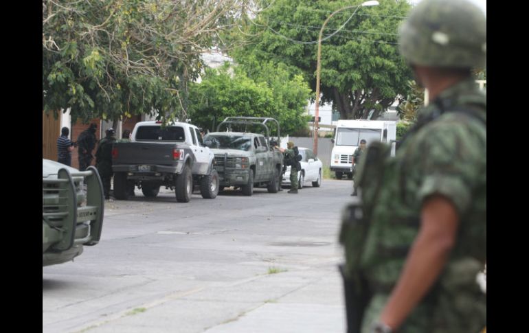 La Policía Federal y el Ejército, con cuatro camionetas militares más un vehículo artillado, participaron en el operativo. EL INFORMADOR / R. Tamayo