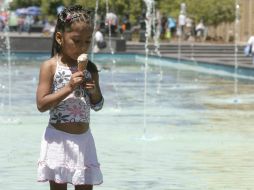 Es importante consumir agua potable y no exponerse a los rayos solares por tiempos prolongados. EL INFORMADOR / ARCHIVO