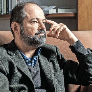 Juan Villoro es galardonado por ejercer periodismo con literatura