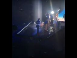 Aparentemente el agua del escenario le jugó una mala pasada al canadiense cuando se aproximó corriendo a sus fans. YOUTUBE /