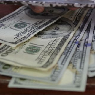 El dólar cierra en 18.20 pesos en bancos capitalinos