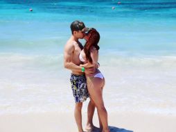 La joven de 18 años aparece con un bikini blanco al lado de Laurent Gaudette. INSTAGRAM / @arielwinter