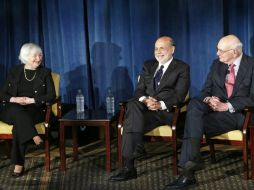 Janet Yellen (i), Ben Bernanke (c) y Paul Volcker (d) participaron en un debate en Washington. AP / K. Willens