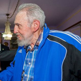 Fidel Castro reaparece en acto después de nueve meses