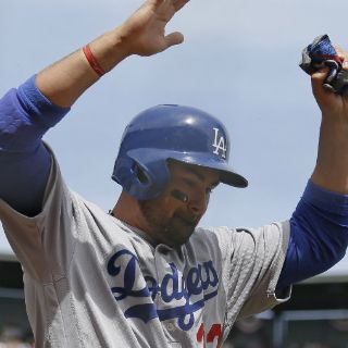 González batea y anota, pero Dodgers pierden