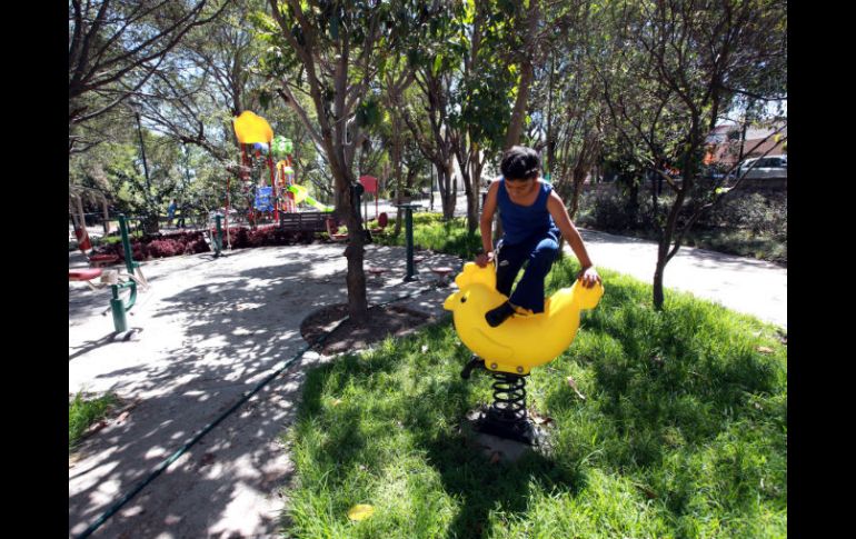 Los vecinos de la zona esperaban la apertura del parque, que cuenta con áreas familiares y juegos infantiles. EL INFORMADOR / A. García