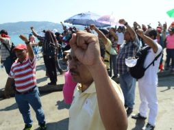 En las afueras del inmueble, unos 300 profesores disidentes de la CETEG se manifiestan en contra de la evaluación docente. SUN / ARCHIVO