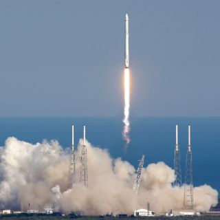 SpaceX logra por primera vez aterrizar su cohete en el Atlántico