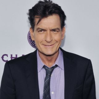 Otorgan a ex novia de Charlie Sheen orden de alejamiento